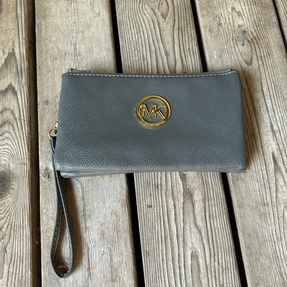 Micheal Kors grey wristlet  / wallet - Picture 2 of 7